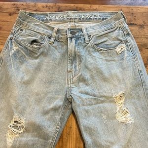 Ladies American Eagle light denim size 28/30 distressed jeans Low Loose